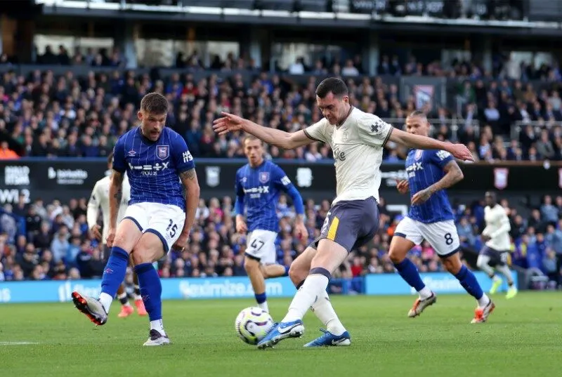 Everton gặp khó trước Ipswich
